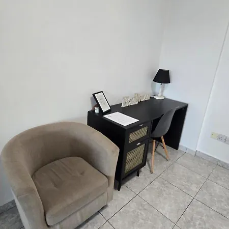 Erika Sea Breeze Makenzie Апартаменты